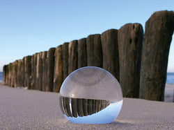 Affiche Art Gerhard Rossmeissl - Kugel im Sand 80x60cm